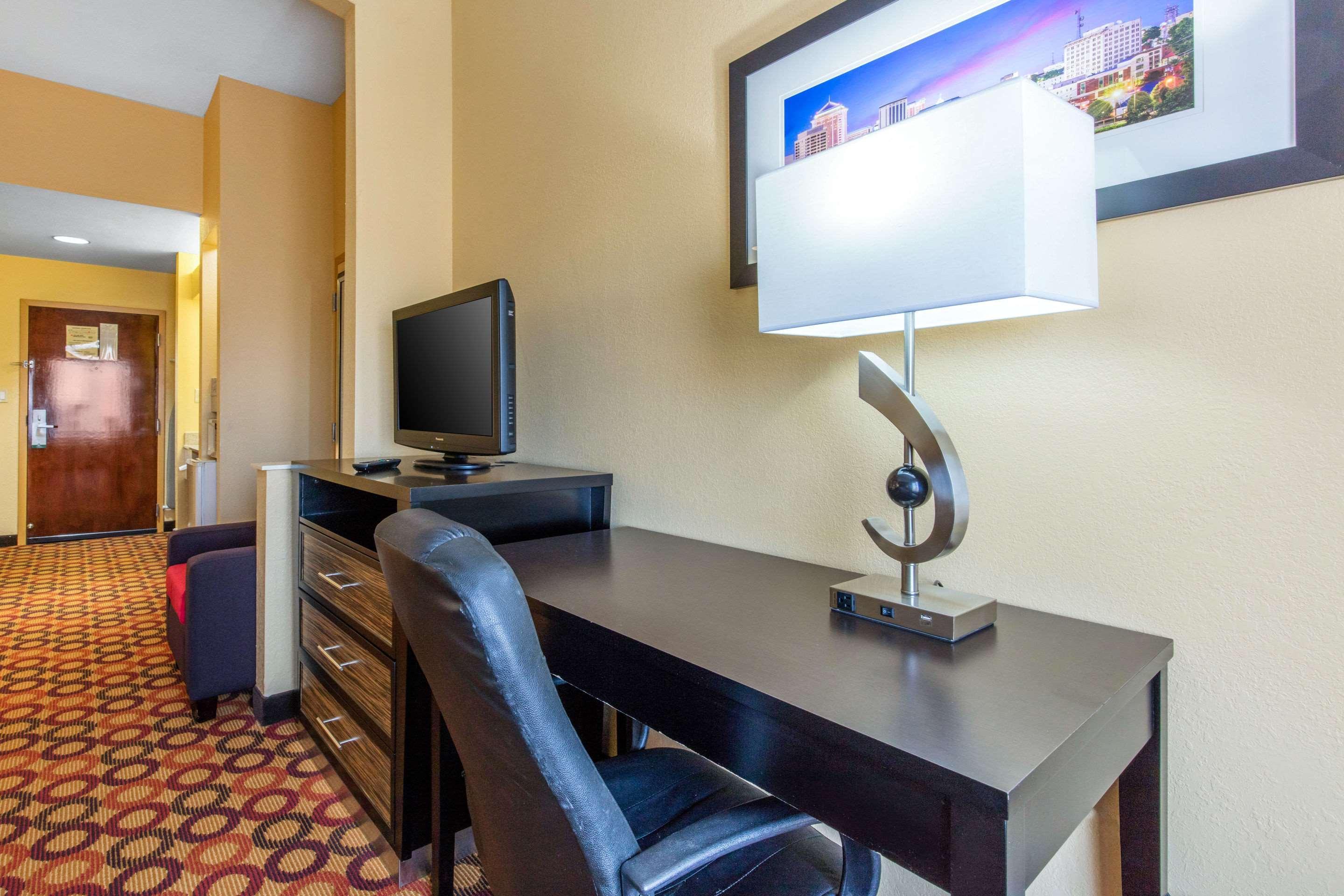 Quality Inn & Suites Montgomery East Carmichael Rd Екстер'єр фото